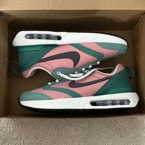 BRAND NEW nike airmax dawn